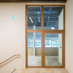 Mit Oberlicht und Seitenteil teilen die Schörghuber Massivholz-Rahmentüren auch große Durchgänge in Objekten räumlich ab und schaffen so unter anderem Brandabschnitte zwischen verschiedenen Bereichen eines Gebäudes.