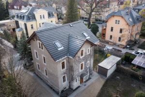 Altes Haus mit modernem, nicht ersichtlichen Solardach in Dresden