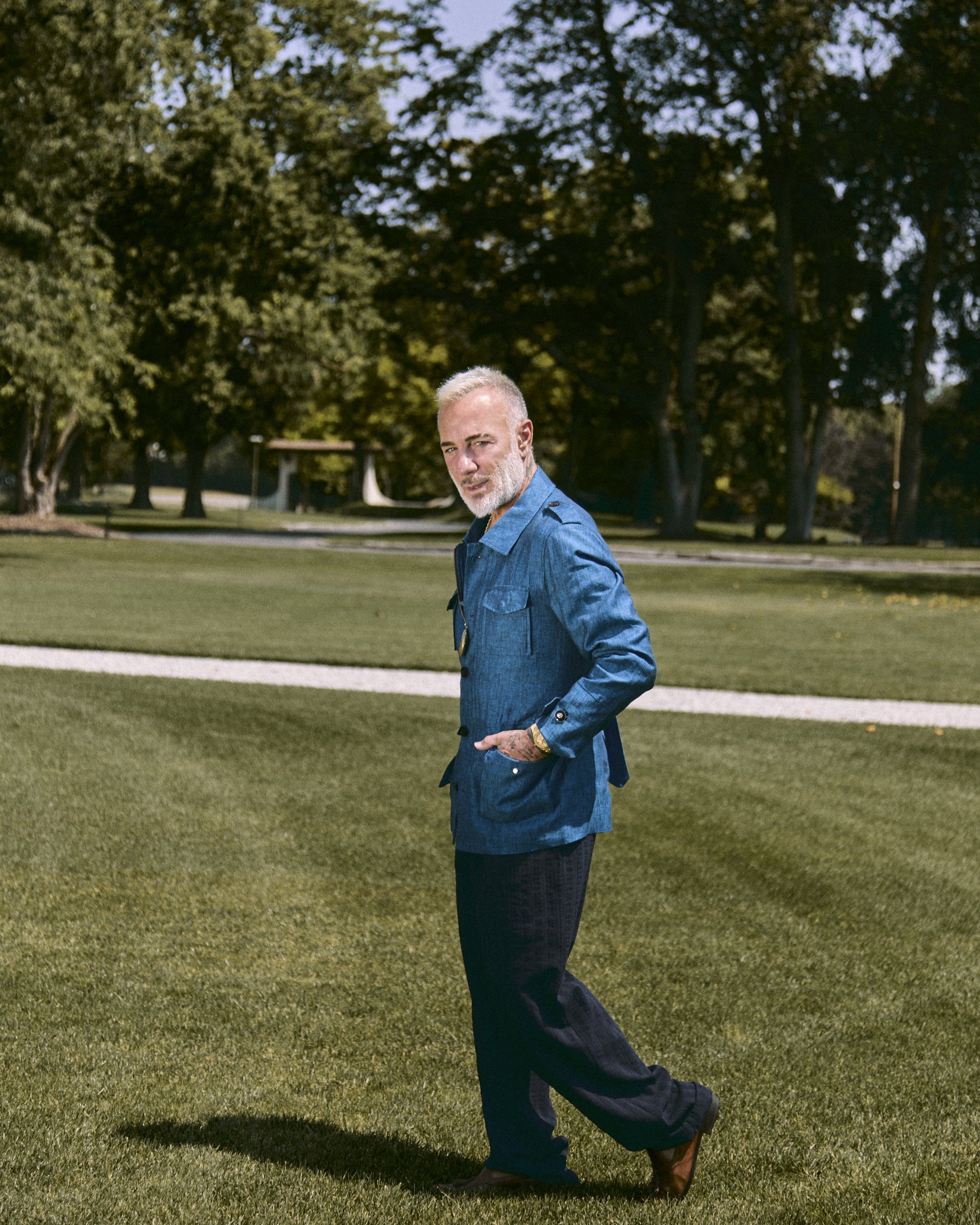 Gianluca Vacchi in blauer Leinen-Field-Jacket von Hockerty